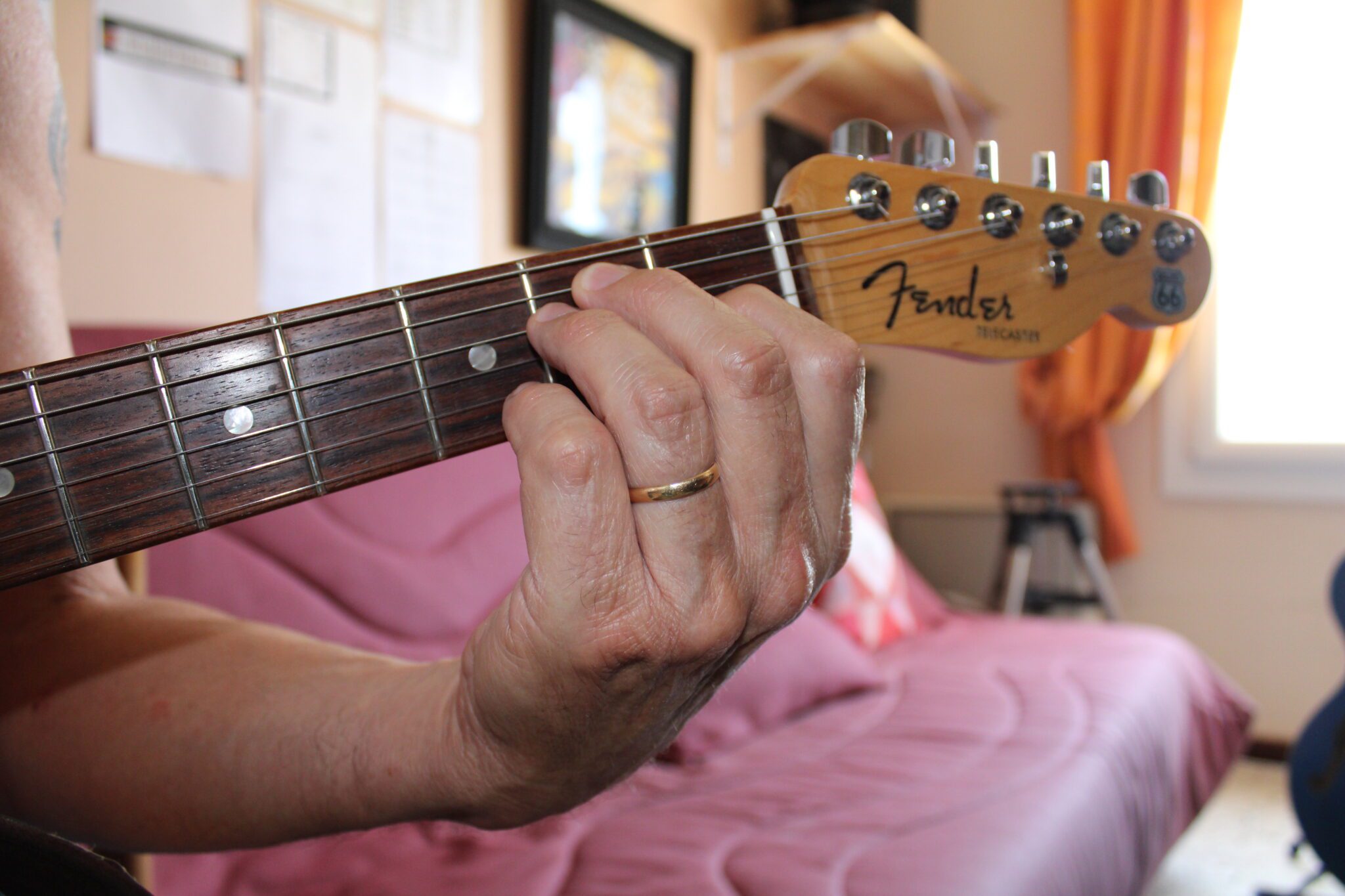 Position Du Médiator Et Main Droite, Main Gauche à La Guitare GUITARCONNECT